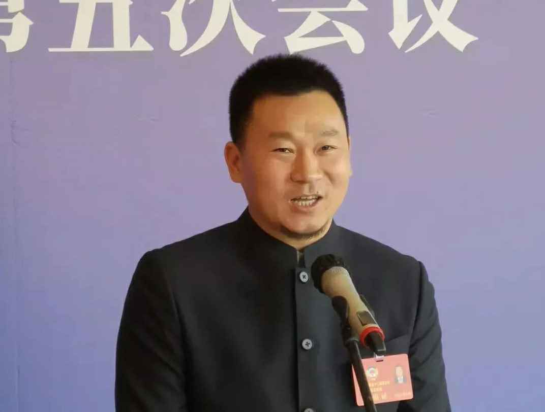 为进一步展示市政协团结、民主、开放、自信的形象，向市民和网友展示政协委员的履职风采，中山市政协十二届五次会议在2月4日上午开幕前开设“委员通道”，市政协委员、泉州睿智商务信息咨询有限公司公司总经理陈朝阳走进“委员通道”，回应社会关切的问题。他就如何做好城市应急管理规划的问题进行发言，并回答记者提问。.jpg